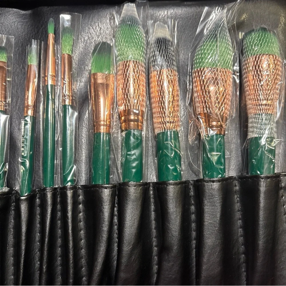Mizz Cosmetics “Emerald 24 Pcs Makeup Brush Set”